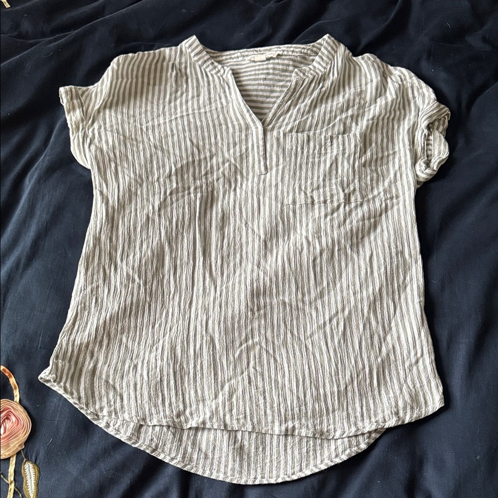 beachlunchlounge Striped Short-Sleeve V-Neck Top in Light Gray and White